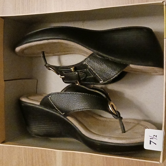 Predictions "Meridith" Black Thong Sandals in Size 7.5 - Picture 16 of 16